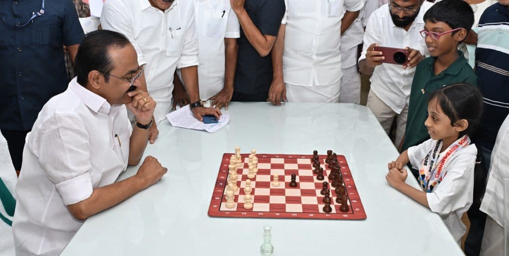 കോമൺവെൽത്ത് ചെസ്സിൽ അഞ്ച് സ്വർണം നേടിയ ഏഴുവയസ്സുകാരി ആരാധ്യയ്ക്കൊപ്പം ചെസ്സ് കളിച്ച് മുഖ്യമന്ത്രി